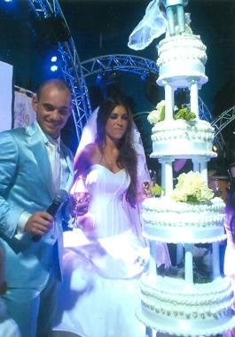 <b>TORTA NUZIALE VIAREGGINA.</b> Wesley Sneijder e la moglie Yolanthe di fronte alla torta realizzata dalla pasticceria Puccinelli di Viareggio 