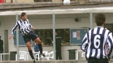Un colpo di testa di Vignale durante un recente match
