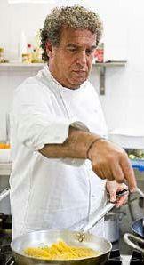 Lo chef Igles Corelli in cucina