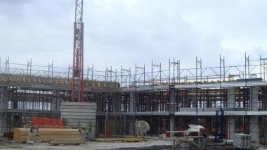 Il cantiere e un’immagine di come sarà la nuova sede