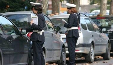 Controlli dei vigili per strada    