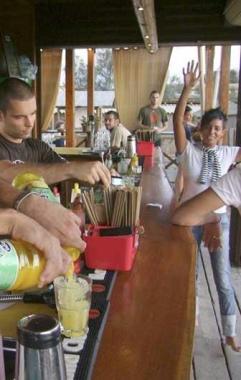 <strong>CIBI E BEVANDE.</strong> Clienti al bancone del bar in un bagno