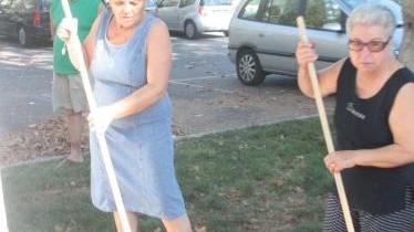 Armati di scope i cittadini hanno ripulito piazza Mazzini invasa da cartacce e foglie secche. Ecco alcuni momenti della singolare protesta