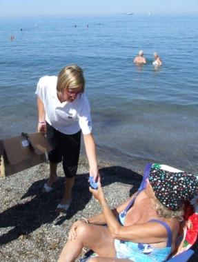 Distribuzione in spiaggia dei porta mozziconi di plastica 