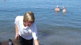Distribuzione in spiaggia dei porta mozziconi di plastica