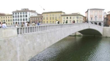 Si uccide di notte buttandosi in Arno mentre la polizia cerca di intervenire