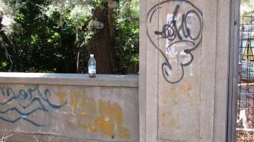 Murales, rifiuti e sporcizia deturpano la spiaggga di villa Pendola