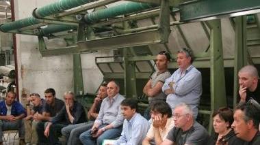 Lavoratori durante un’assemblea sindacale