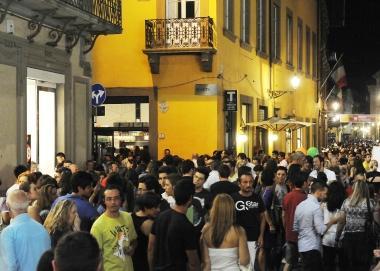 Folla in centro in un gioved&igrave; di luglio 