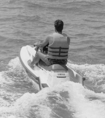 <b>MULTA. </b>A destra una moto dacqua Sopra, il catamarano scuffiato   