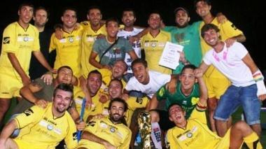 <b>TRIONFO.</b> La festa del Babylon United e (accanto) l’Aurora Spa
