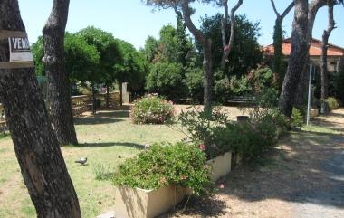 Nessun gioco nel parco per bambini lungo lAurelia a Quercianella 