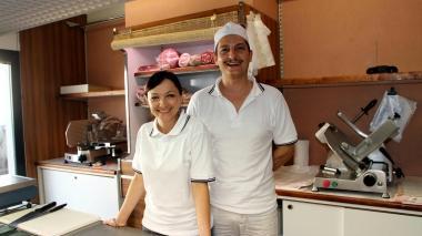 Maria e Fabio dietro al banco e sotto l’interno del negozio