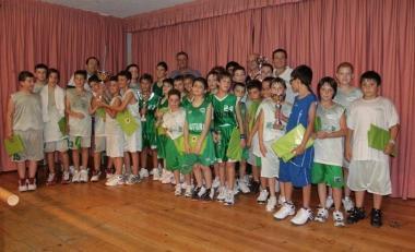 I bambini che hanno preso parte alla prima edizione del memorial Giani subito dopo la cerimonia di premiazione  