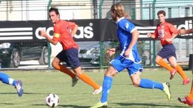L’azzurro Davide Moro cerca spazio a metà campo