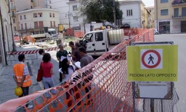 Il cantiere per la rotatoria in via Battisti 