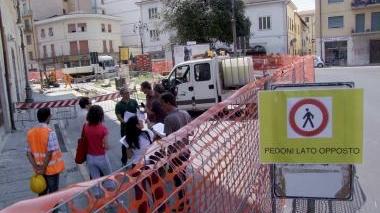 Il cantiere per la rotatoria in via Battisti
