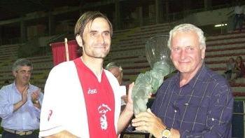 A destra Ronaldo Lomi premia Antonio Niccolai al termine del Palio calcistico dei rioni del 2004