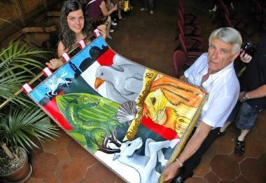 Graziano Meoni e Chiara Florenzi mostrano il palio 