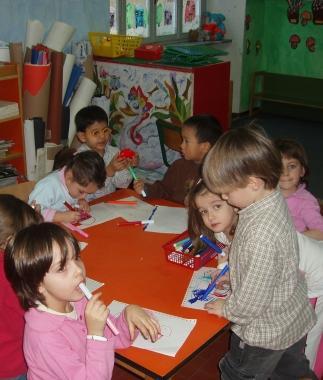 Bambini giocano in un asilo nido    