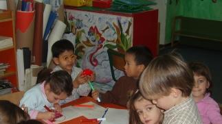 Bambini giocano in un asilo nido