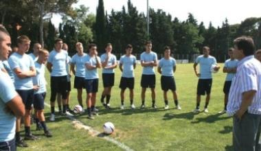 In alto un momento del raduno del nuovo Rosignano A fianco i due portieri Andrea Poli e Mirco Contino  