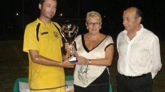<b>MEMORIAL PICCHI</b> Sopra, il Vecchiano, la sua premiazione e il Globo Verde; qui accanto l’assessore Cerri e la madre di Samuel premiano i vincitori