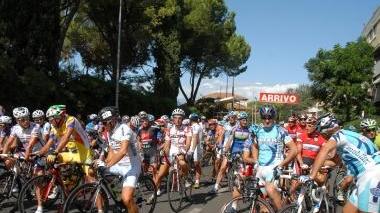 Il via della gara nella scorsa edizione che si è tenuta sempre a Pontedera