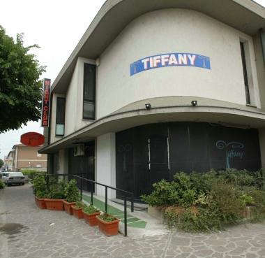 Lingresso del night club Tiffany a Ponsacco Il locale &egrave; sotto sequestro 