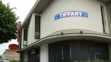L’ingresso del night club Tiffany a Ponsacco Il locale è sotto sequestro