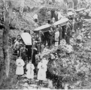 Una immagine dei funerali delle vittime di SantAnna di Stazzema 