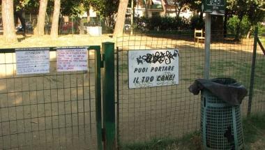 Sulla recinzione di via Lorenzini i cartelli che avvertono degli avvelenamenti 