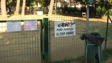 Sulla recinzione di via Lorenzini i cartelli che avvertono degli avvelenamenti