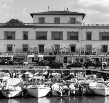Il Comune di San Vincenzo e uno scorcio della zona dove saranno costruiti i nuovi appartamenti Sotto il dirigente Andrea Filippi