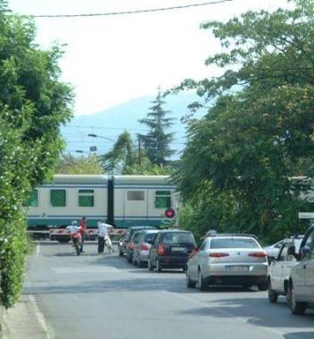 Il passaggio a livello in via Ingrillini dove stanno per iniziare i lavori del sottopasso      