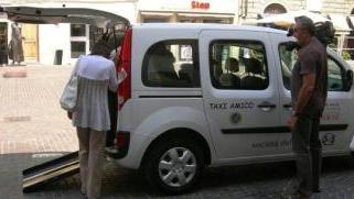 Un momento della inaugurazione del nuovo mezzo per disabili