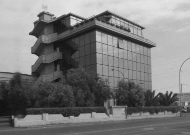 Il palazzo sede di Massa Servizi e sotto il segretario del Pd Cesare Ugolotti