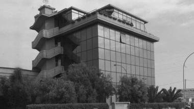 Il palazzo sede di Massa Servizi e sotto il segretario del Pd Cesare Ugolotti