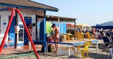 <b>STABILIMENTO.</b> La spiaggia libera attrezzata davanti al Brugiano &egrave; gestita in convenzione con il Comune  