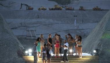 Modelle in passerella nella discarica di Legoli