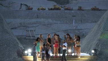 Modelle in passerella nella discarica di Legoli