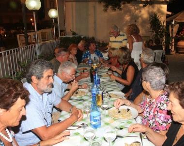 Si butta da un balcone donna in gravi condizioni