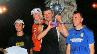 <b>VINCITORI </b>Sotto la statua di Canapone