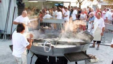 A mangiare il pesce in piazza Bovio
