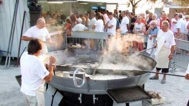 A mangiare il pesce in piazza Bovio