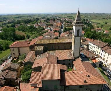 La torre del castello dei Conti Guidi domina Vinci     