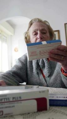 Unanziana alle prese con i medicinali   