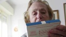 Un’anziana alle prese con i medicinali