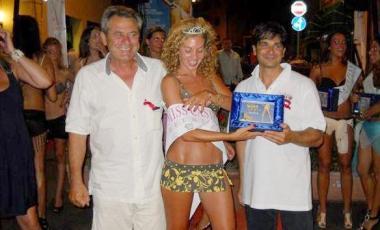 <b>PREMIATE </b>A sinistra la vincitrice Accanto le altre ragazze premiate durante la serata  
