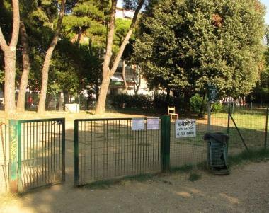 Il recinto per cani in via Lorenzini 
